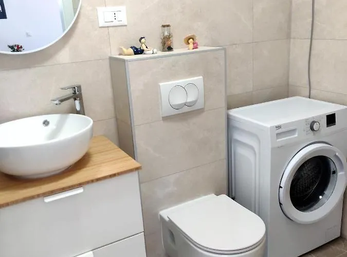 Almond 2 - Free Parking Split