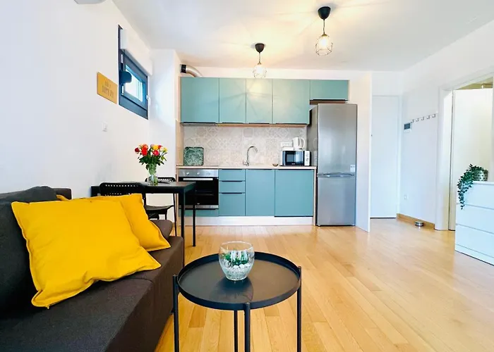 Almond 2 - Free Parking Split